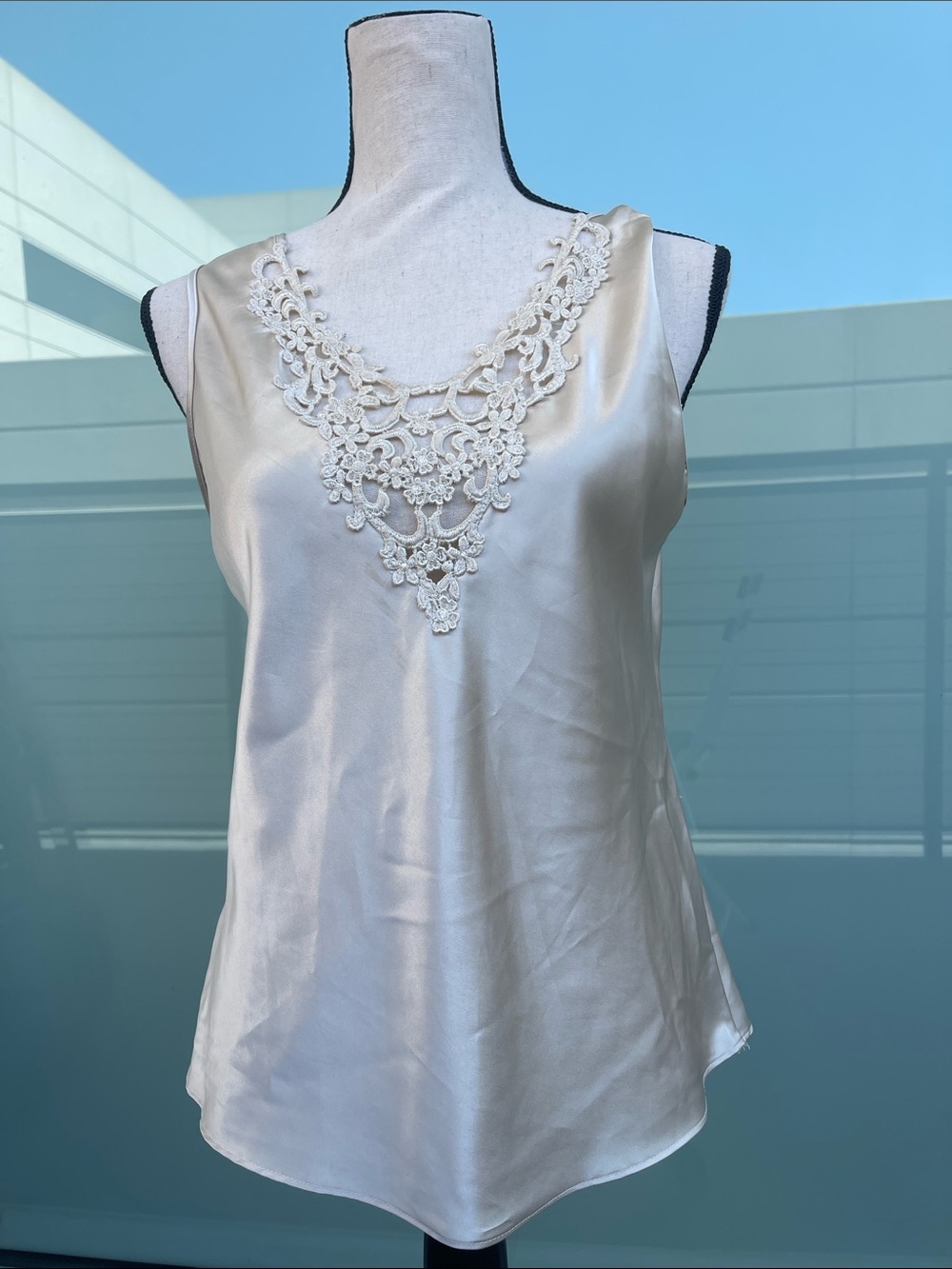 Cinema Etoile Cream Satin-like Tank Top with Lace Appliqué Medium
